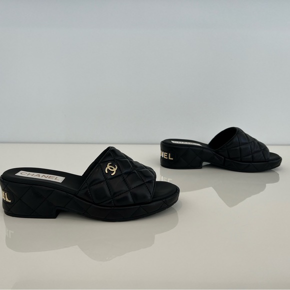 CHANEL 23C BLACK LEATHER PLATFORM SLIDE SANDALS SIZE IT 38 / US 8 - Picture 9 of 15